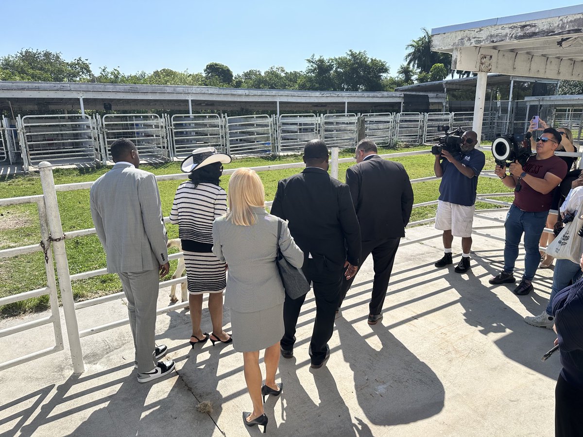 CROEAcosta's tweet image. Today, ⁦@SecCardona⁩ witnessed some of the innovative programs offered ⁦@TurnerTechHS⁩ ⁦@MDCPSCentral⁩. Thank you for the visit and welcome to Miami! 
#YourBestChoiceMDCPS

⁦@SuptDotres⁩ ⁦@MjLewis13⁩ ⁦@MDCPS⁩ ⁦@MDCPSOperations⁩