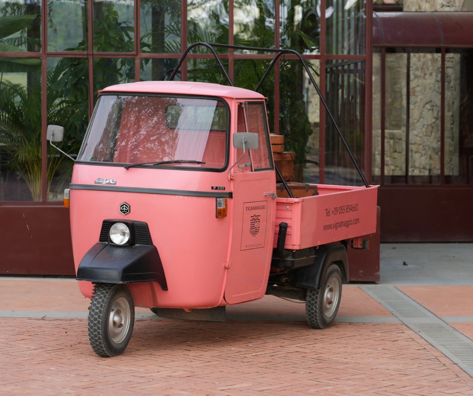 La nostra #apecar rosa ci ha condotto dritti dritti verso il primo evento della stagione 🌷 I vini sono in fresco, i giardini rigogliosi e il nostro team è pronto ad accogliervi a braccia aperte.⁣
#IlBorgodiVignamaggio è pronto per festeggiarvi.⁣