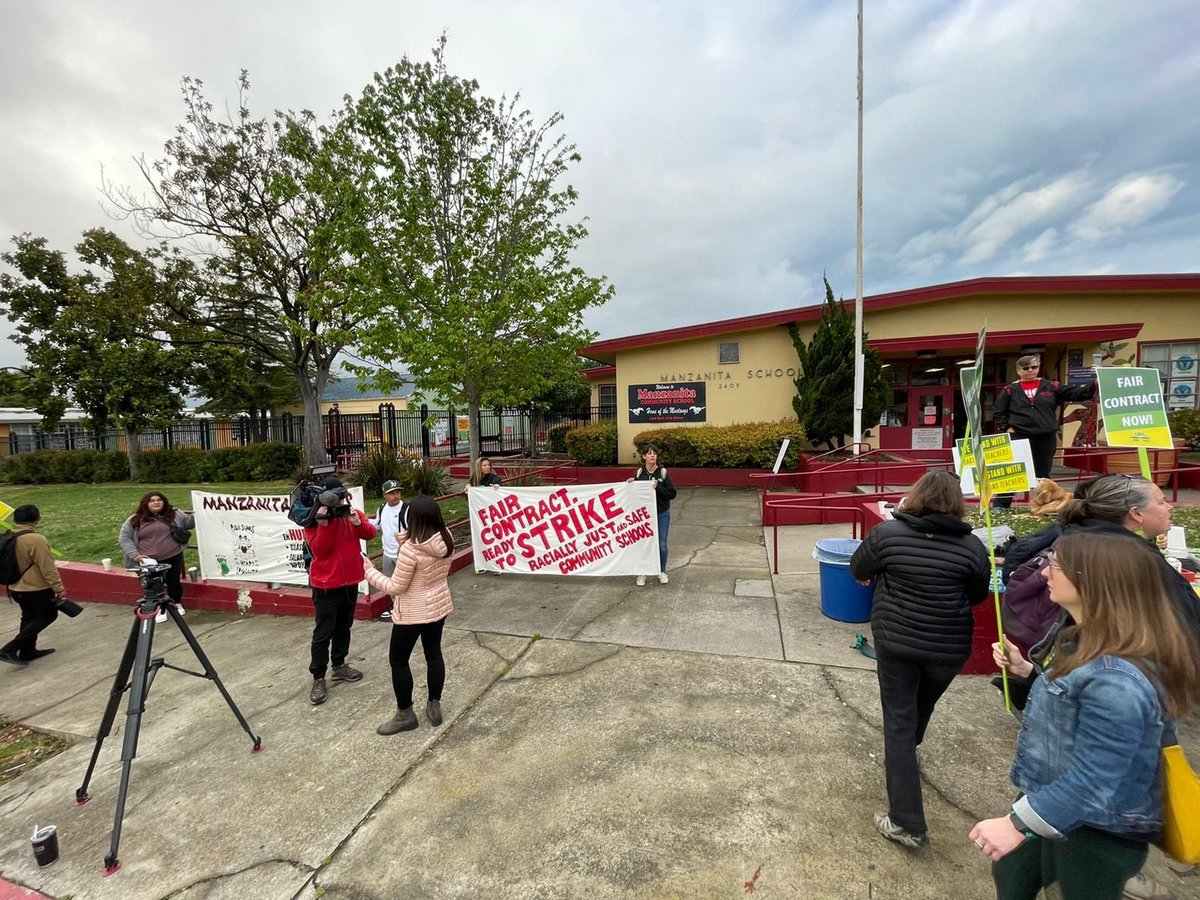 OaklandEA's tweet photo. Educators from all over Oakland are on strike due to OUSD’s bad faith bargaining, which denies our schools supports for student mental health, improved services for students with disabilities, school safety and teachers who can stay in Oakland. 💚✏️💛 #Unite4OaklandStudents https://t.co/XqewNyaIfS