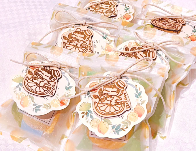 自分が用意したやつ、今回ラッピングがとても可愛く出来たので珍しく撮ってみた〜ゆずとレモンのスフレ10個用意したけど当日全然足りんになってしまった、、無念!!