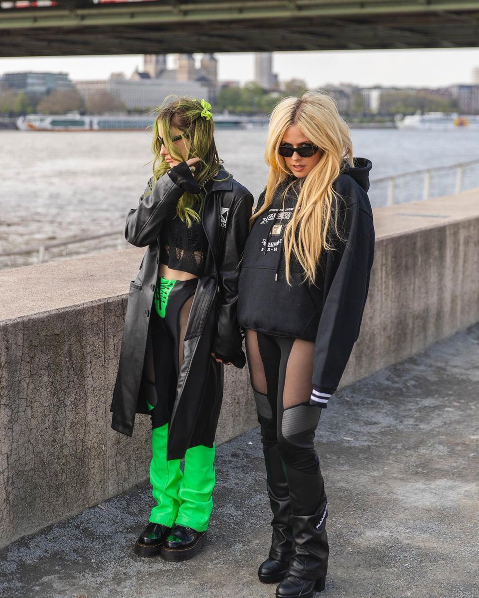 AvrilLavigne's tweet photo. 🖤💚 traveling around Europe with my bestie 🖤💚 @phem4evr https://t.co/l9yjPawxtd