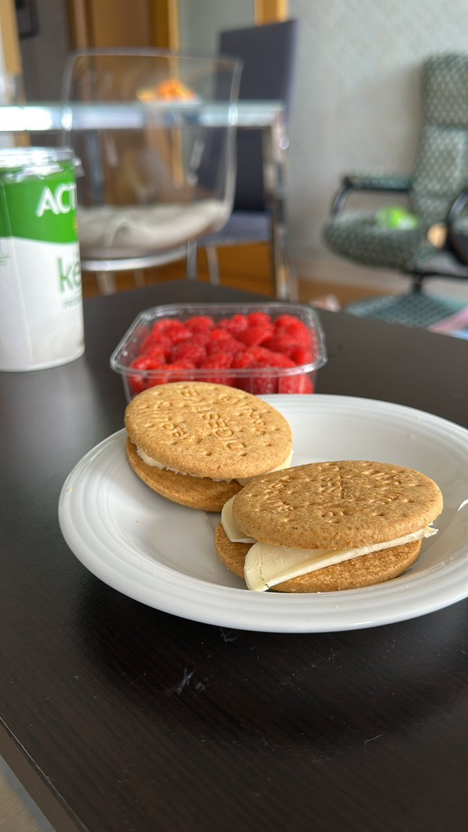 deh_len's tweet photo. Bonjour mes amis, aujourd’hui j’ai unes cookies avec le lait et unes framboises pour manger pendant je fais une classe d’espagnol pour ma amie https://t.co/AjW7X1nVmH