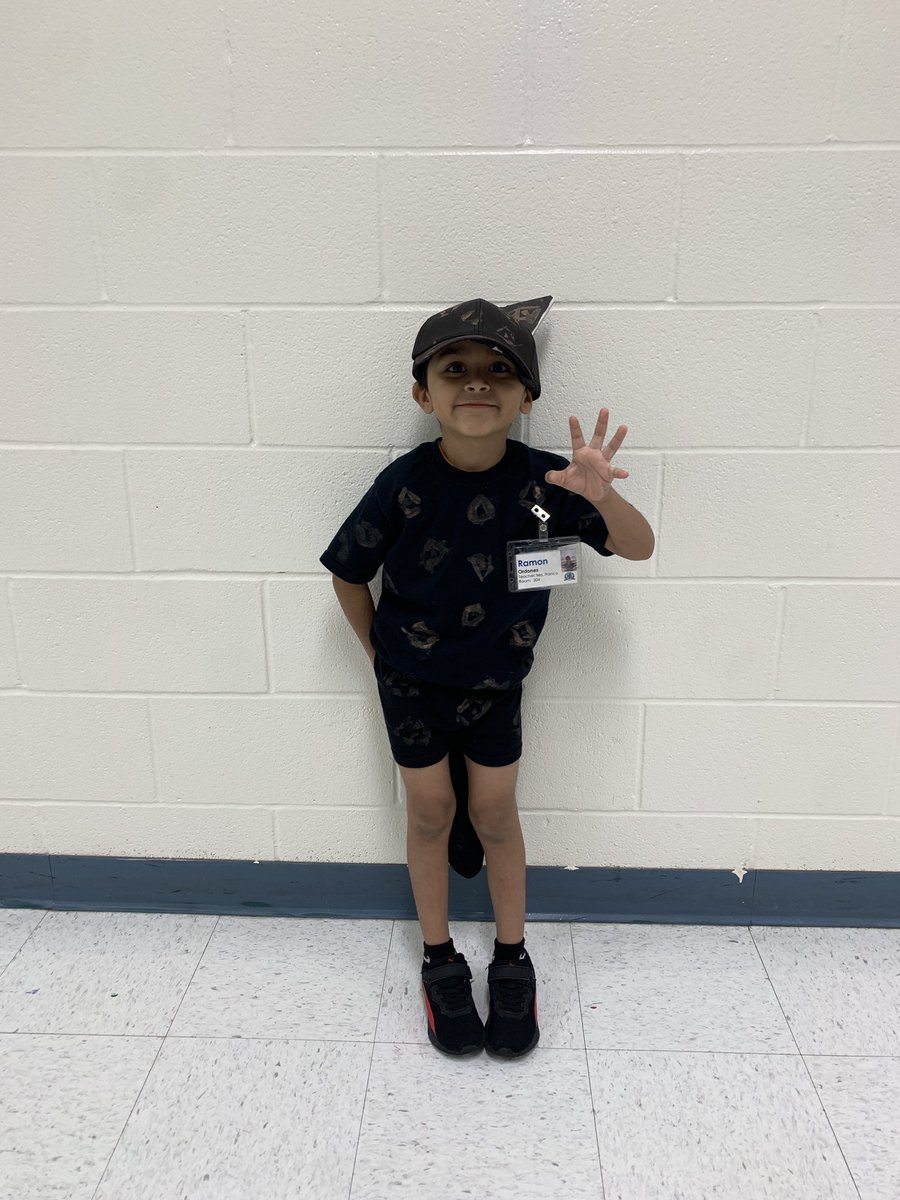 nfranco1214's tweet photo. Animal Day for our Theme 8 Family Engagement Activity! We had a jaguar, a cat, a butterfly, and a dancing giraffe!  @LomaParkES https://t.co/6e6A9AcfRe