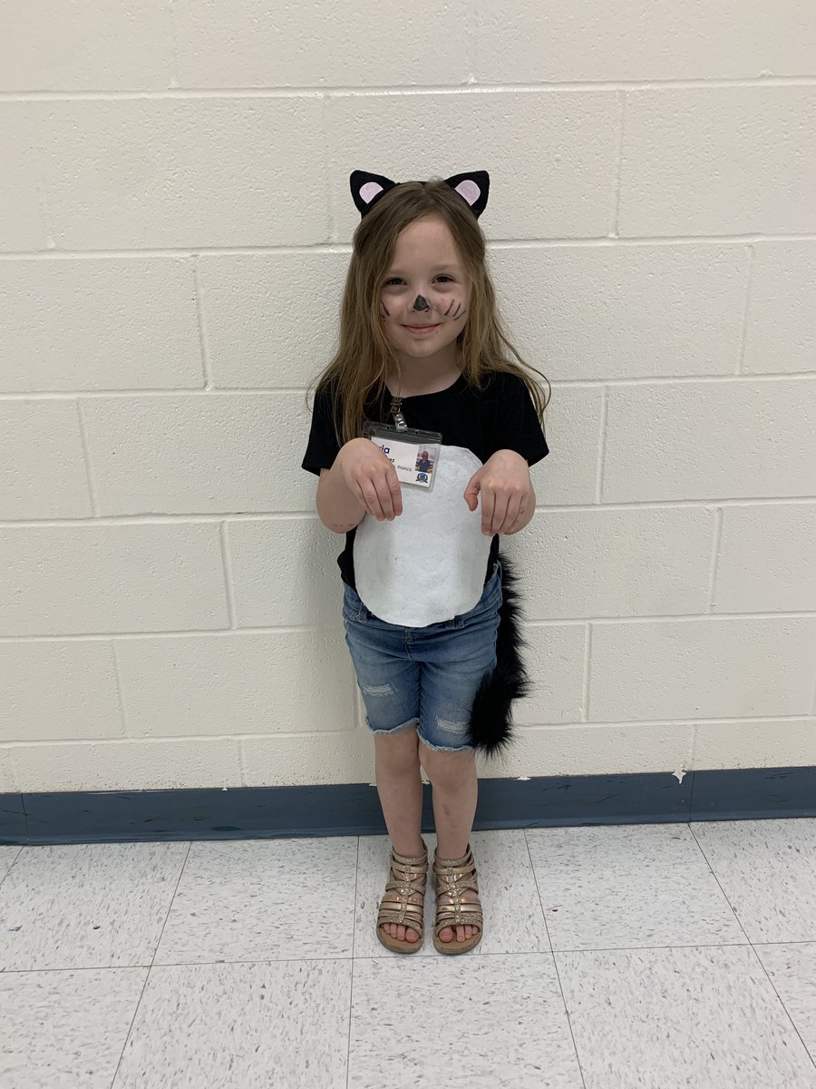 nfranco1214's tweet photo. Animal Day for our Theme 8 Family Engagement Activity! We had a jaguar, a cat, a butterfly, and a dancing giraffe!  @LomaParkES https://t.co/6e6A9AcfRe