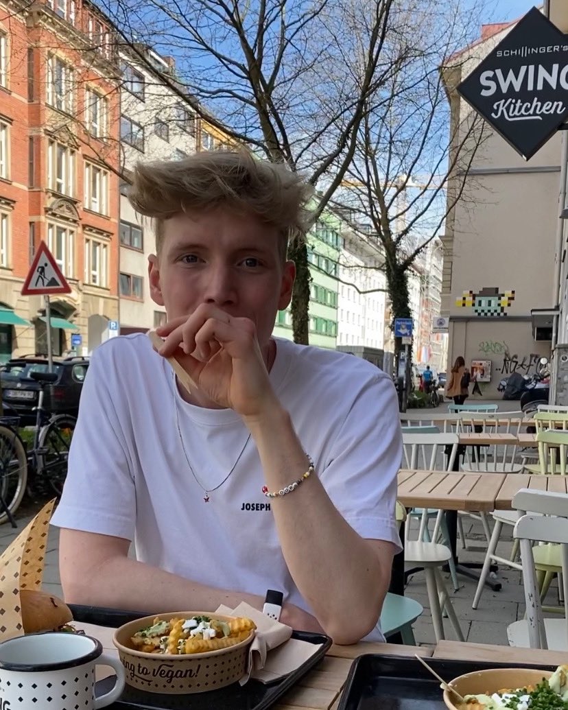 realmarcelondre's tweet photo. burger, nuggets or cheesecake but it's all vegan?
.
.
.
.
.

#munich #münchen #münchencity
#invader #invaderwashere #spaceinvader #swingkitchen #veganfood #veganinmunich #vegan #veganlife #veganburger #vegancheese #vegannuggets #veganism #veganfoodshare #veganfoodie https://t.co/ORHY4nGkvn