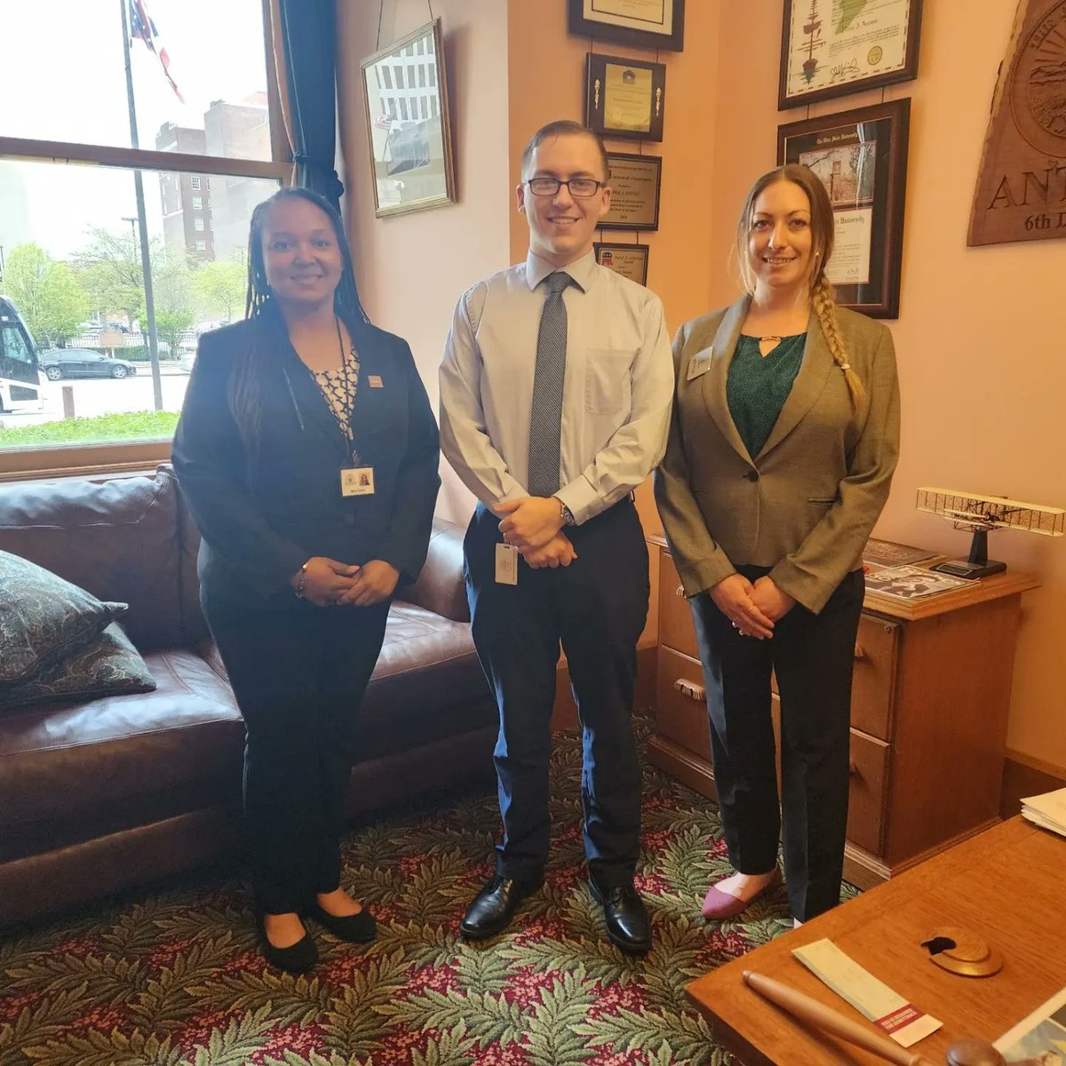 We at @thefoodbankinc know how critical foodbanks are. Thank you #senbobhackett and Sen @NirajAntani aide @SethCamick for talking with us at the Statehouse yesterday about our growing partnerships with foodbanks to feed Ohioans in need.

#HungerHeroes #community #foodbank