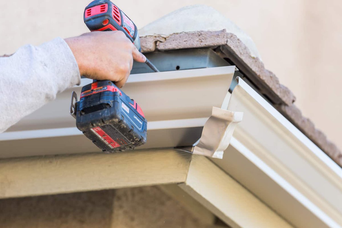 MasterCraftTX's tweet photo. Our trucks are stocked and ready to fix any problems we may come across at your home, right on the spot. We will also replace any damaged fascia or soffit. All work is performed by our trained professionals. Please ask us for specific product information.

https://t.co/EVcFhA1zmV https://t.co/MbKJQ3CzZj
