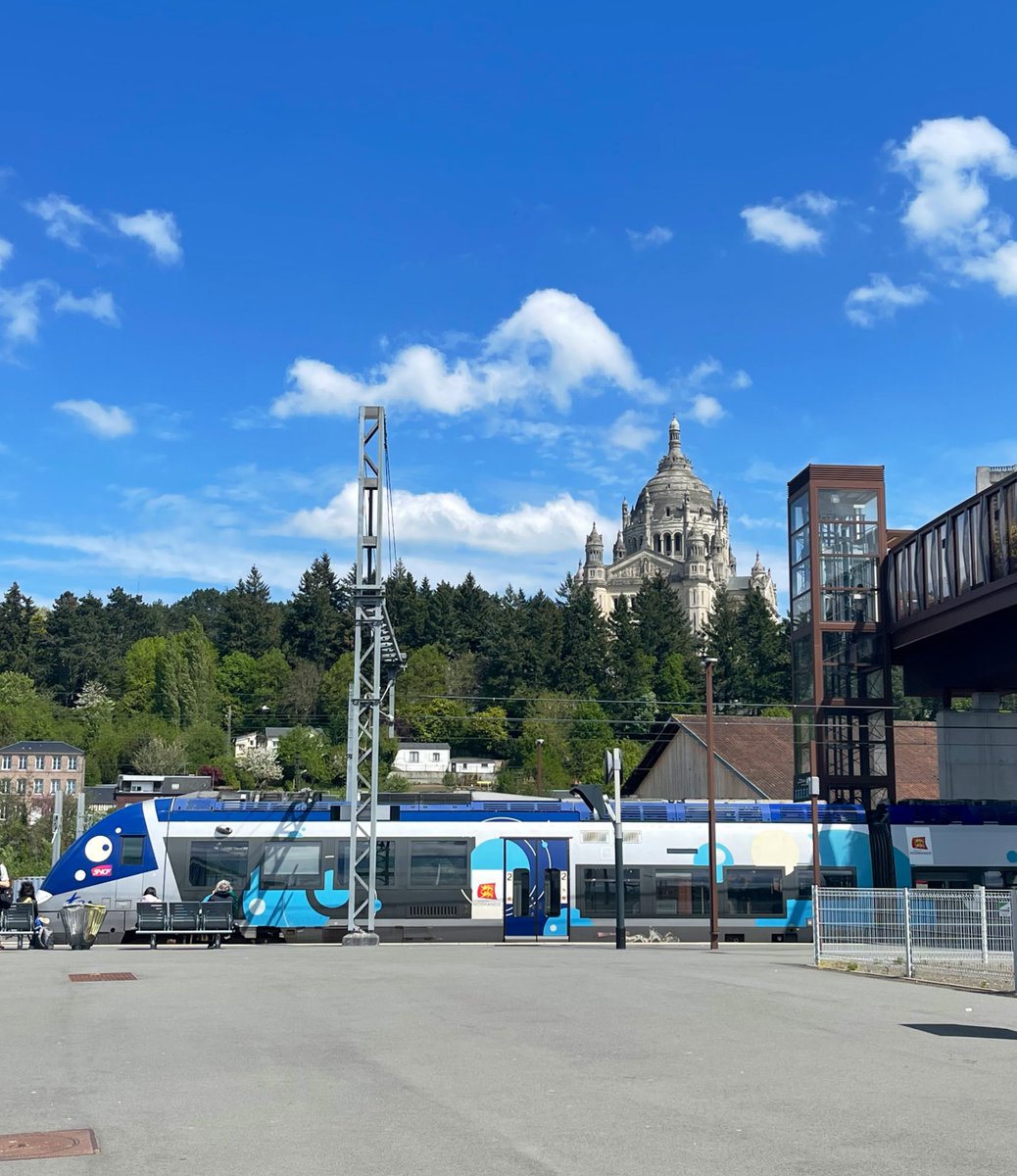 La vue depuis la gare de Lisieux sur la cathédrale Saint-Pierre 🤩🚊 <a href="/train_nomad/">SNCF NOMAD TRAIN</a>