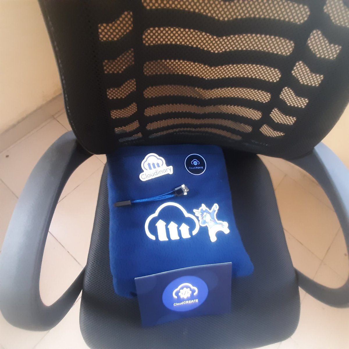 terieyenike's tweet photo. Received my gift from the #Cloudcreate hackathon. Unfortunately, my mug broke.
Thank you @colbyfayock @midudev for the thought behind this swag. https://t.co/CykzNOUG8I