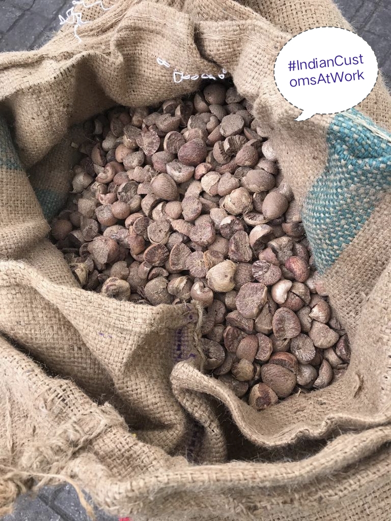 CustomsVijayaw1's tweet photo. Officers @CustomsVijayaw1 thwarted an attempt to smuggle restricted/prohibited goods viz. 53 MT Black Pepper, 136.7 MT Arecanuts &amp; Cosmetics altogether valued at Rs.17.85 Cr,through KP Port by concealment behind PP Bags in 9 containers thereby preventing duty evasion of 16.7 Cr. https://t.co/GjraDdrATF