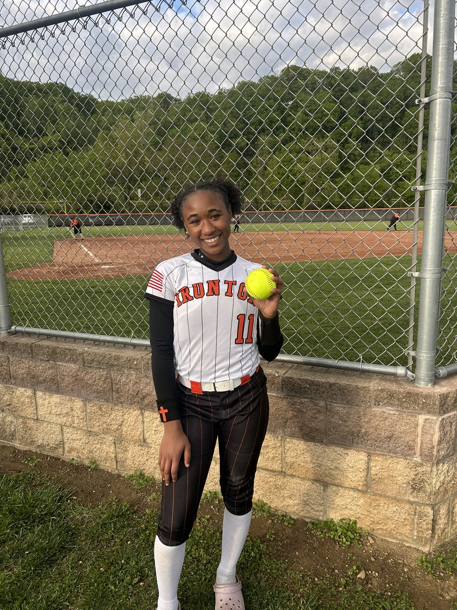 _KhamilMartin_'s tweet photo. FINALLY.. my first homerun of my freshman season! @LalondeSoftball @ohiohawkskuhn https://t.co/ogvH6YtDxA