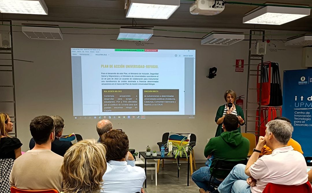 SolidaritatUB's tweet photo. 🎓Como coord. del Subgrupo de Trabajo de #Refugio de @CrueUniversidad, la UB participó en la jornada “Universidad y Refugio” del proyecto #IncluSTEM, en @La_UPM👉https://t.co/D7O51CztQB

🛄@CatiJerez expuso la cobertura prevista por el Plan Universidad-Refugio de @UniversidadGob https://t.co/pOPvpkiOze