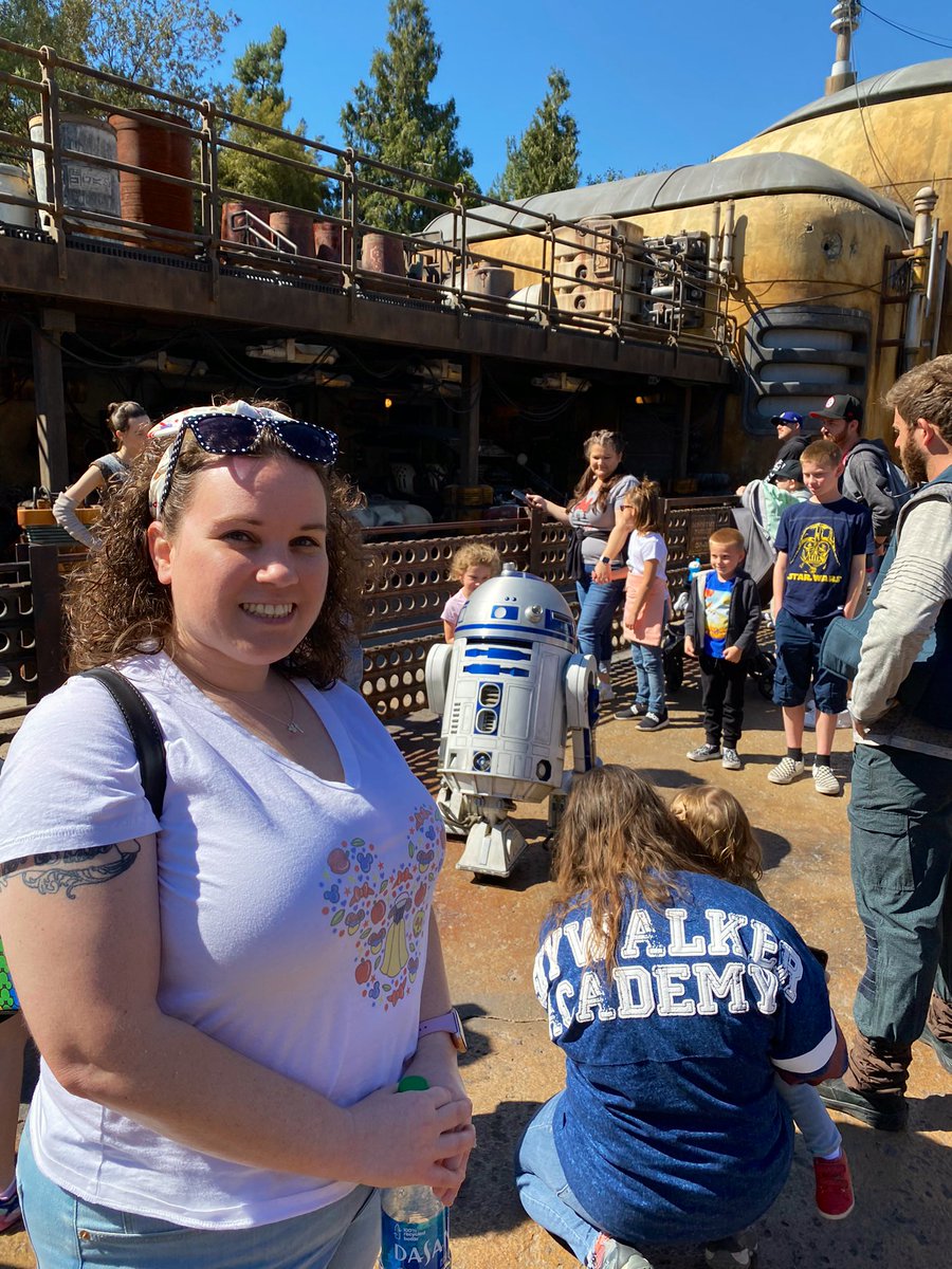 daphneishwrites's tweet photo. May the 4th Be With You! Here’s a photo of me with my fave droid, R2D2! 💙🤍 #MayThe4thBeWithYou #starwars https://t.co/LsHudR5BUz