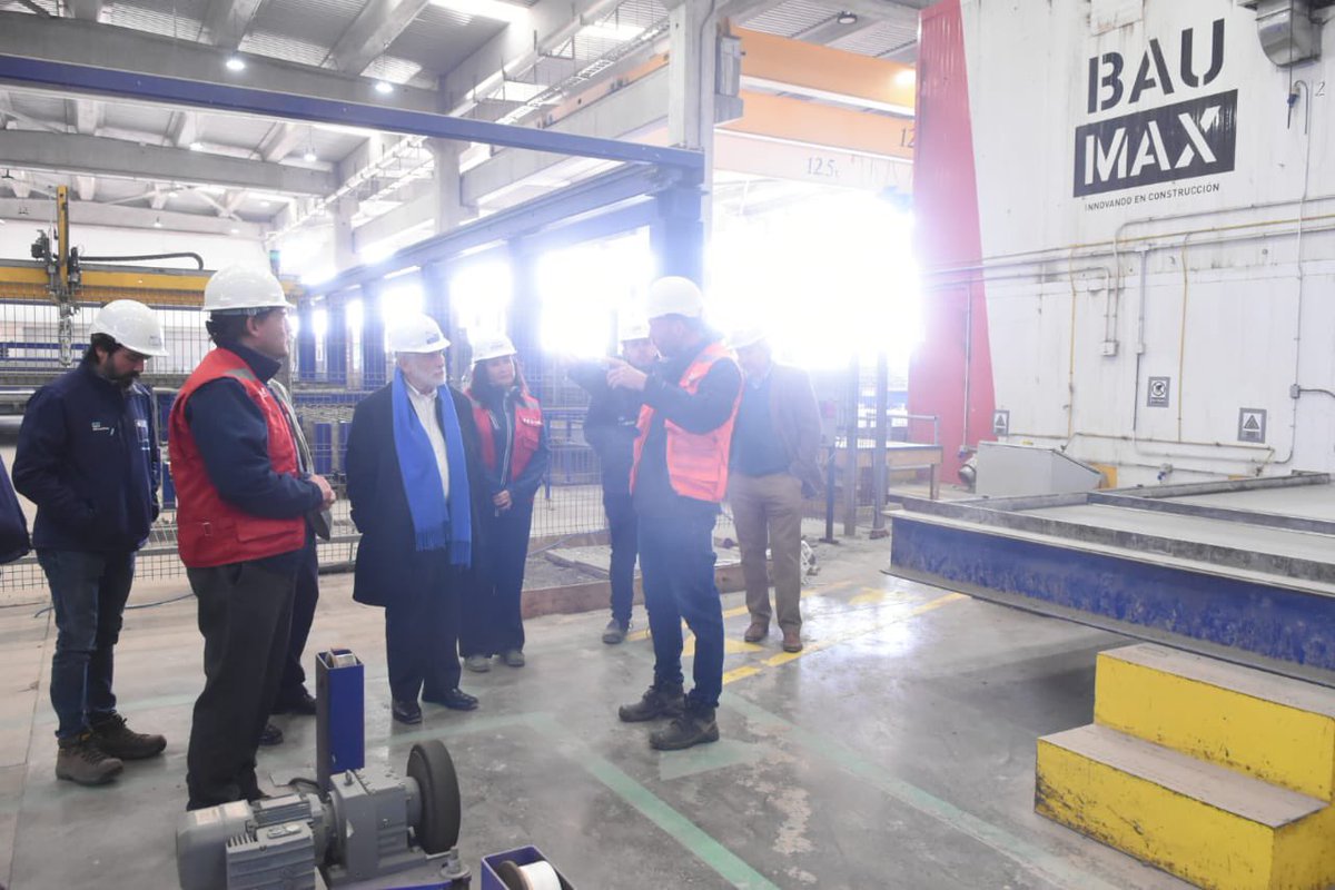 CChC_Chile's tweet photo. HOY | el pdte de la #CChC Juan Armando Vicuña y ministro de @Minvu @carlosmontestwt visitan fábrica de #viviendas industrializadas #Baumax en #Lampa, para presentación de #proyectos pioneros en #construcción de edificios con #tecnología de punta y reducción en tiempos de entrega https://t.co/gZk7yo70uU
