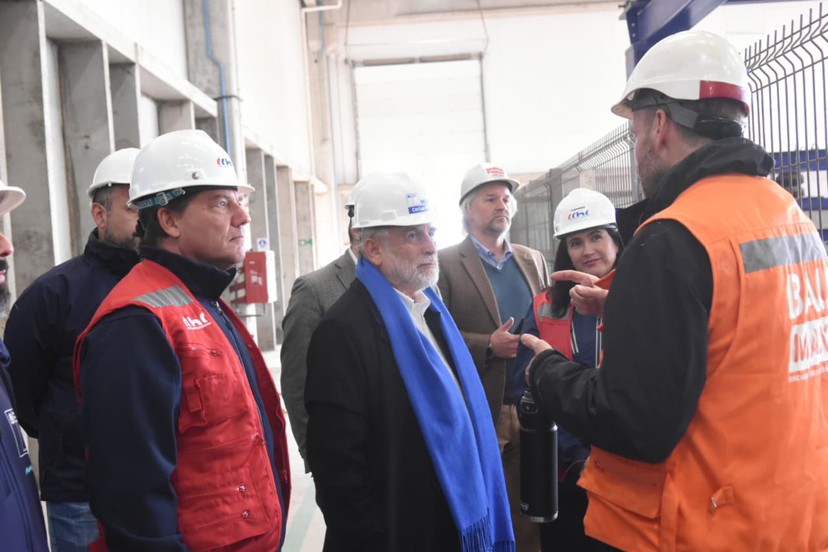 CChC_Chile's tweet photo. HOY | el pdte de la #CChC Juan Armando Vicuña y ministro de @Minvu @carlosmontestwt visitan fábrica de #viviendas industrializadas #Baumax en #Lampa, para presentación de #proyectos pioneros en #construcción de edificios con #tecnología de punta y reducción en tiempos de entrega https://t.co/gZk7yo70uU