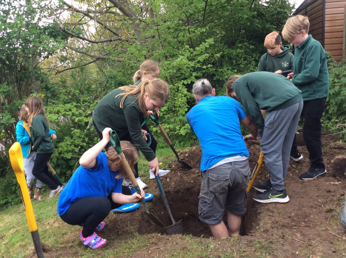 bps_Y5's tweet photo. Colmers A spent the afternoon in the school’s edible garden learning about element of organic farming! We identified different characteristics of soil, measured pH level of pond water, planted seeds and seedling and made friends with a newt! https://t.co/sSMmLCVfBO