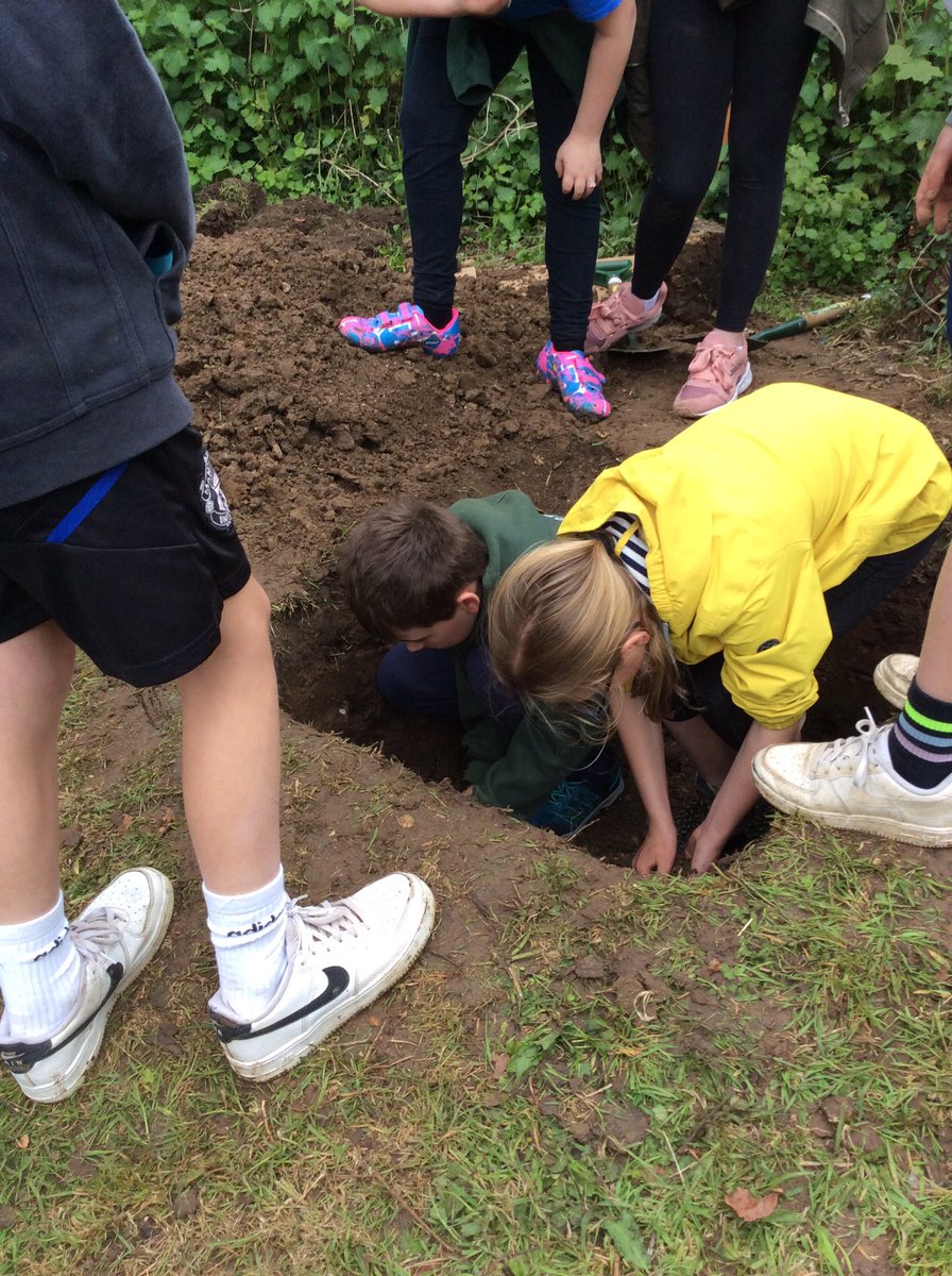 bps_Y5's tweet photo. Colmers A spent the afternoon in the school’s edible garden learning about element of organic farming! We identified different characteristics of soil, measured pH level of pond water, planted seeds and seedling and made friends with a newt! https://t.co/sSMmLCVfBO