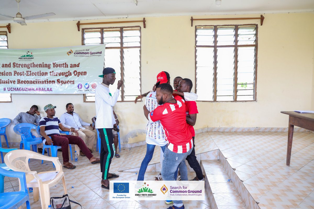 KwaleYouth's tweet photo. Through a skit ,youth demonstrating electoral violence among youth fueled by political conflicts , hate speech during campaign,bribery during voting  &amp;election malpractices, cohesion &amp; reconciliation.Supported by @SFCG_Kenya courtesy of #UchaguziBilaBalaa funded by @EUinKenya https://t.co/VJxRjBiAst