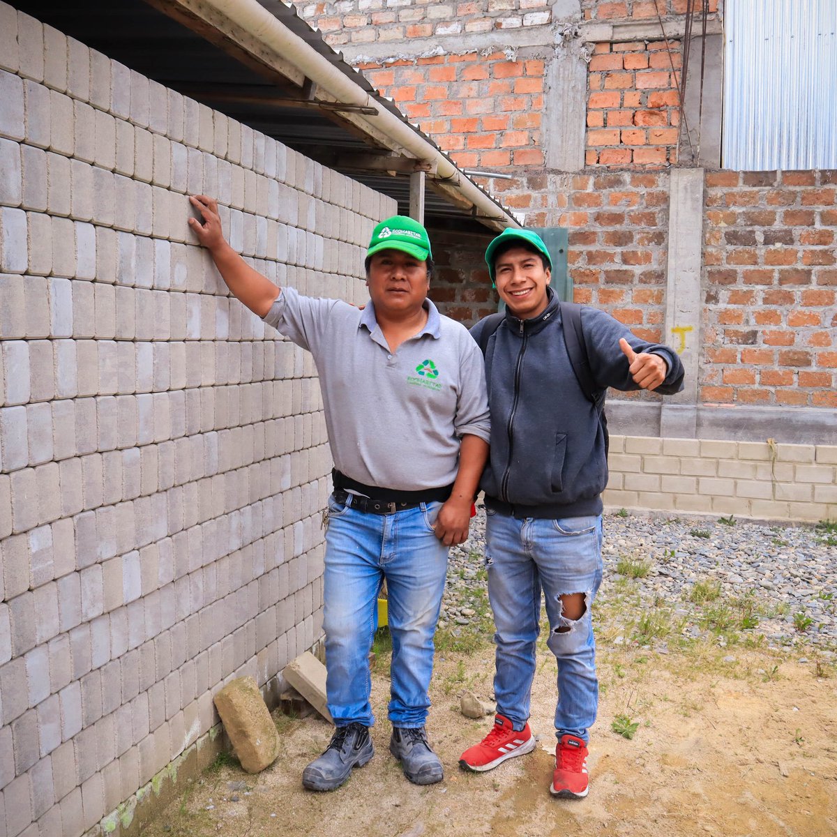 JohnGuayllas's tweet photo. #loja Byron Quiñones, es un personaje peculiar que impulsa el #cuidadodelplaneta a través de la elaboración de ladrillos #ecológicos 🧱 con botellas de plástico y vidrio.  
👷‍♂️Conoce su historia @primereporte
 https://t.co/4I2VeAtdcl https://t.co/8yr5lbeg9V
