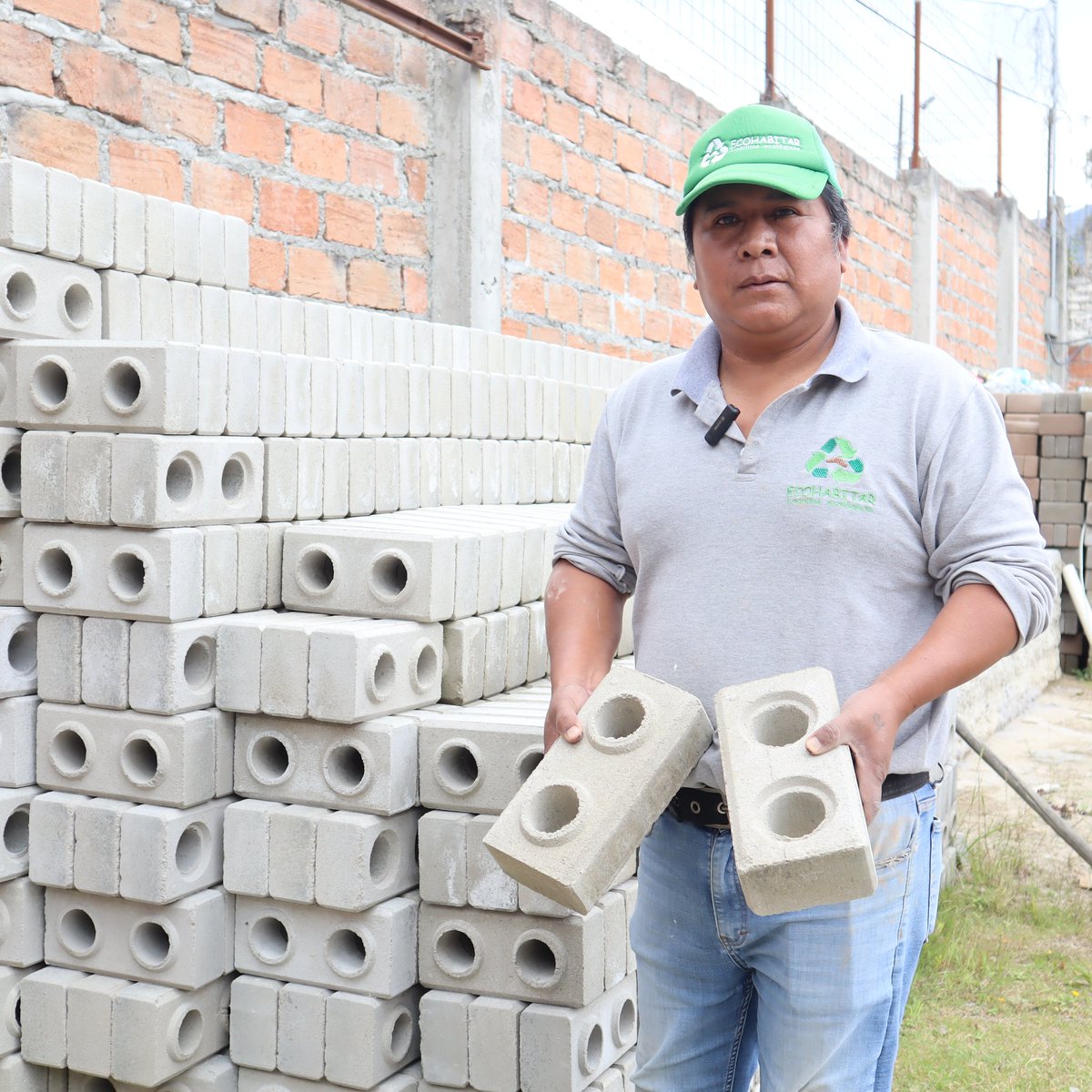 JohnGuayllas's tweet photo. #loja Byron Quiñones, es un personaje peculiar que impulsa el #cuidadodelplaneta a través de la elaboración de ladrillos #ecológicos 🧱 con botellas de plástico y vidrio.  
👷‍♂️Conoce su historia @primereporte
 https://t.co/4I2VeAtdcl https://t.co/8yr5lbeg9V