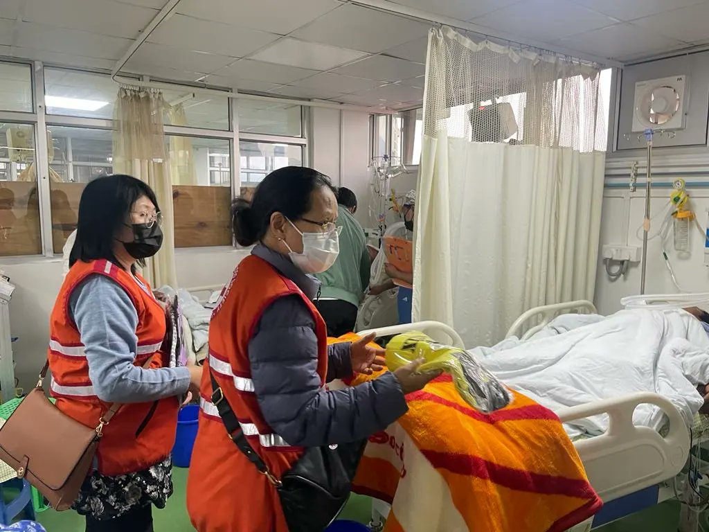 NagalandTribune's tweet photo. A team from Indian Red Cross Society Nagaland Branch visited injured from Manipur at a private hospital on Thursday evening and distributed relief items to them including blankets, shirts and cash.
@IndianRedCross
#Manipur #IndianRedCrossSocietyNagalandBranch #ReliefItems https://t.co/QKHutVsmlE