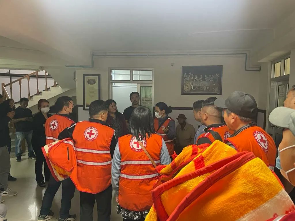 NagalandTribune's tweet photo. A team from Indian Red Cross Society Nagaland Branch visited injured from Manipur at a private hospital on Thursday evening and distributed relief items to them including blankets, shirts and cash.
@IndianRedCross
#Manipur #IndianRedCrossSocietyNagalandBranch #ReliefItems https://t.co/QKHutVsmlE