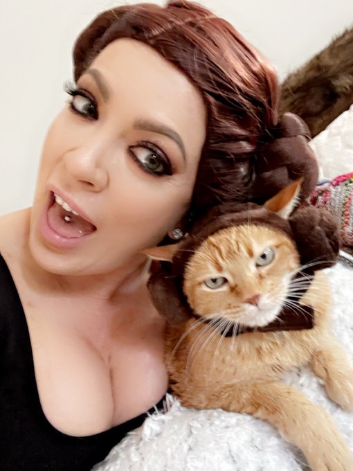 Today me and my princess Gordita would like to say, #MayThe4thBeWithYou https://t.co/hwggqQKQuz<a href="/tag/maythe4thbewithyou"class="tags"><span>#maythe4thbewithyou</span></a>