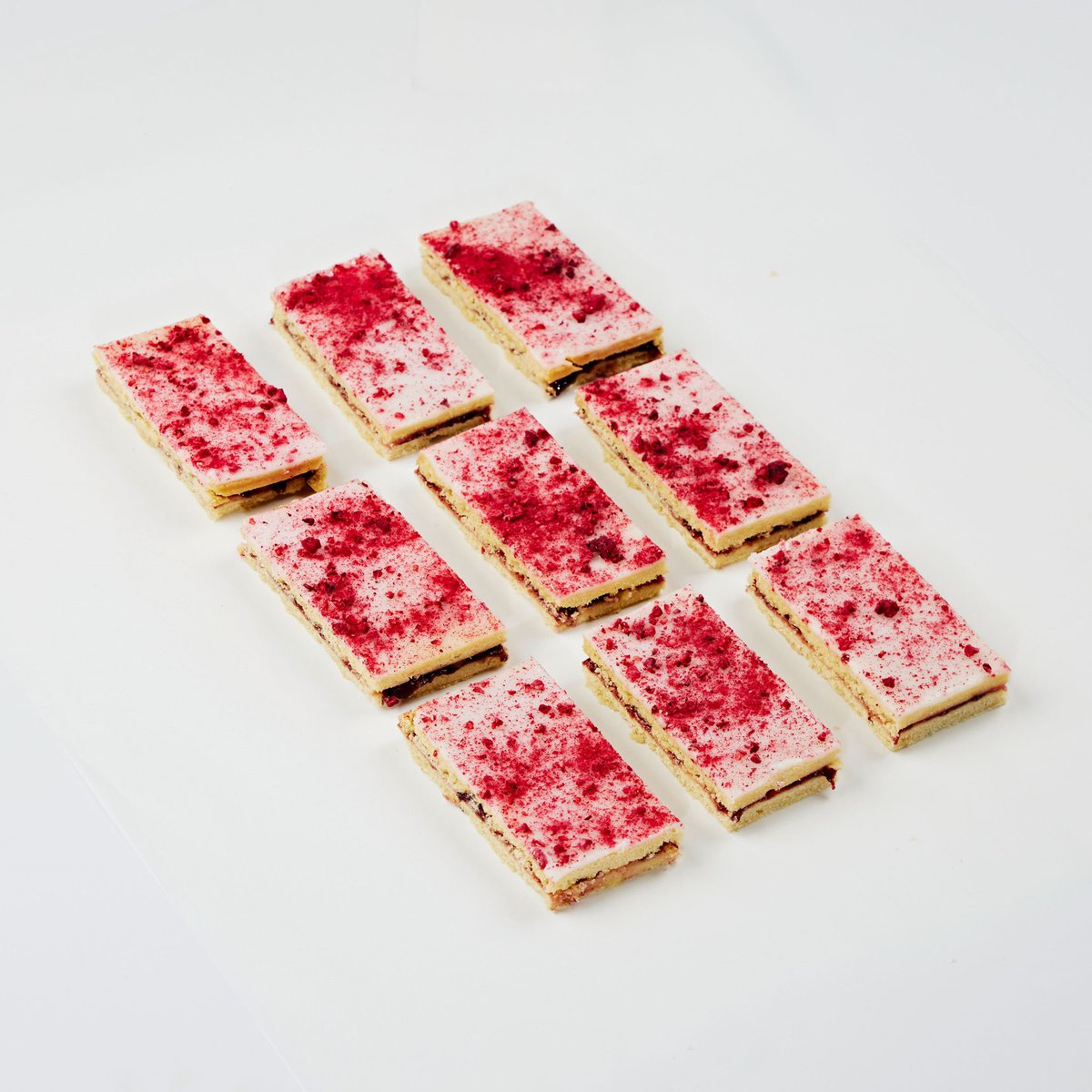 🇩🇰Danish word of the day: Hindbær - Raspberry

Raspberry jam is an important ingredient of the Hindbær Snitte, "Raspberry Slice". A staple of Danish bakery, Hindbær Snitte is a delicious shortcrust cookie with raspberry jam in the middle and icing on top.
Try one today!😋😊