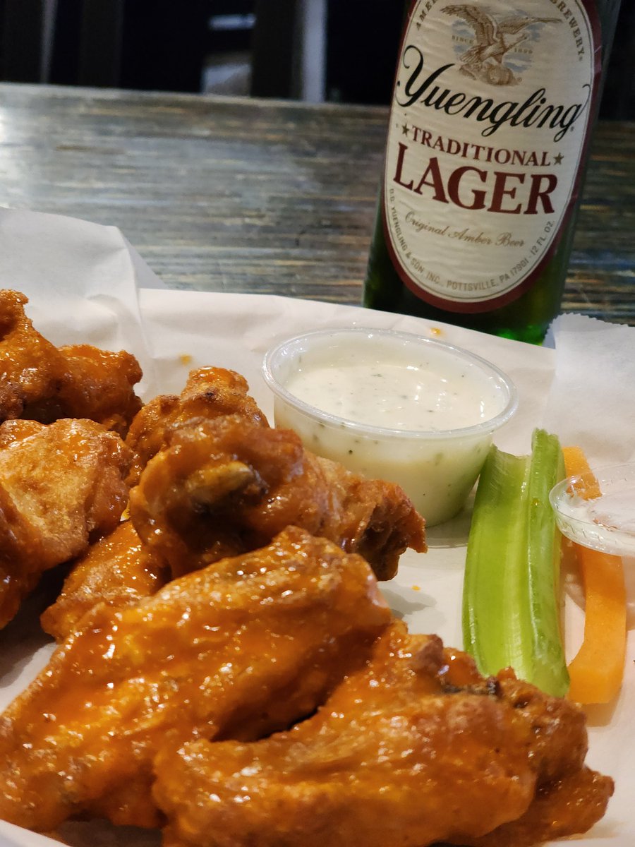 FergoliciousBBQ's tweet photo. What do ya do when you don't make your connecting flight in Atlanta?
#RubSumLUV #proudsoulsbbqkc #teamproudsouls #proudsoulsbbqandprovisions #kcbs #kingdomofQ #kcmo #yuengling #chickenwings #layover #bbqlife #fergdoinfergthings #fergoliciousbbqworldwide #nationalbbqmonth https://t.co/cUzjutMjEJ