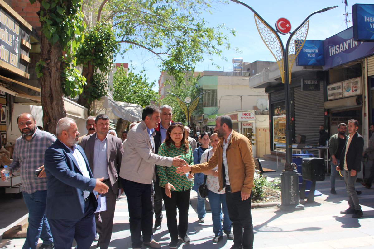 dembismil's tweet photo. Yarın yapılacak miting öncesi, Milletvekili adayımız #MehmetKamaç  ile ilçe yoneticilerimizle esnaf ve halk ziyareti gerçekleştirerek, yarın yapılacak miting için çağrıda bulundu. 
@amedyesilsol
@YesillerSol
#BirlikteDeğiştireceğiz
#Bismil https://t.co/3zfVgqgBu2