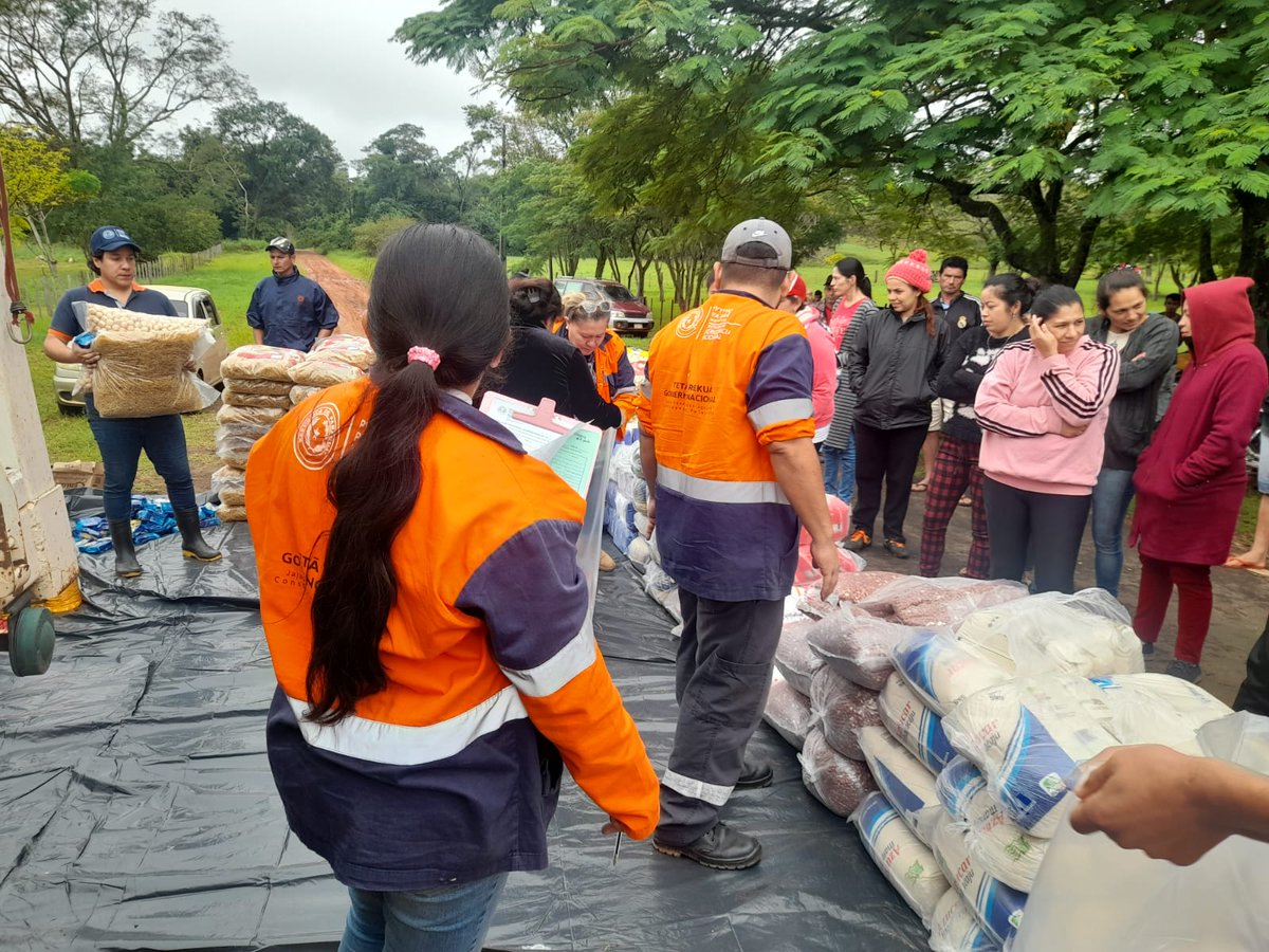 senparaguay's tweet photo. 📍 ¡Seguimos con las asistencias! | El Gobierno Nacional, a través de la SEN, asiste a familias campesinas con kits de alimentos, en el distrito de Carayao, Departamento de Caaguazú ✅
#SENasiste🇵🇾 https://t.co/zuFihDBikl