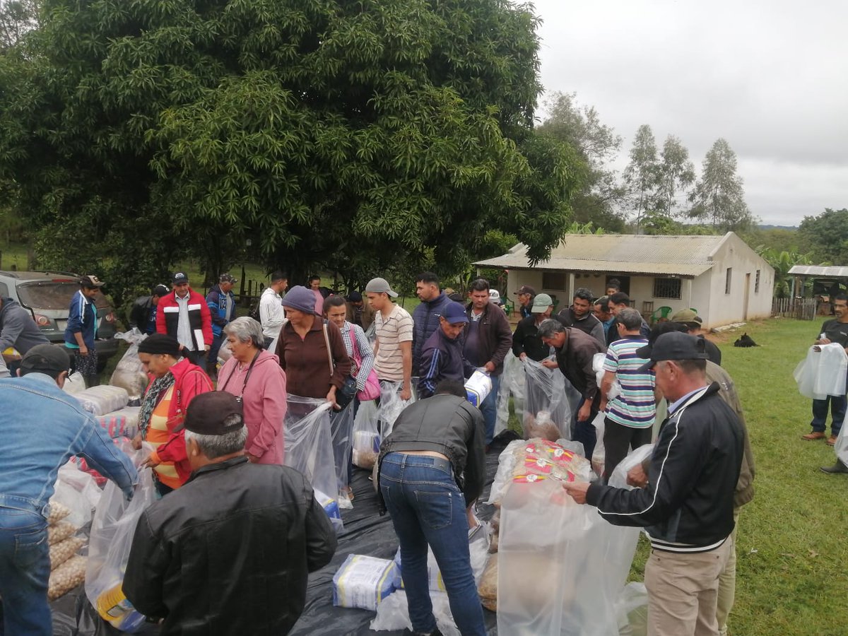 senparaguay's tweet photo. 📍 ¡Seguimos con las asistencias! | El Gobierno Nacional, a través de la SEN, asiste a familias campesinas con kits de alimentos, en el distrito de Carayao, Departamento de Caaguazú ✅
#SENasiste🇵🇾 https://t.co/zuFihDBikl