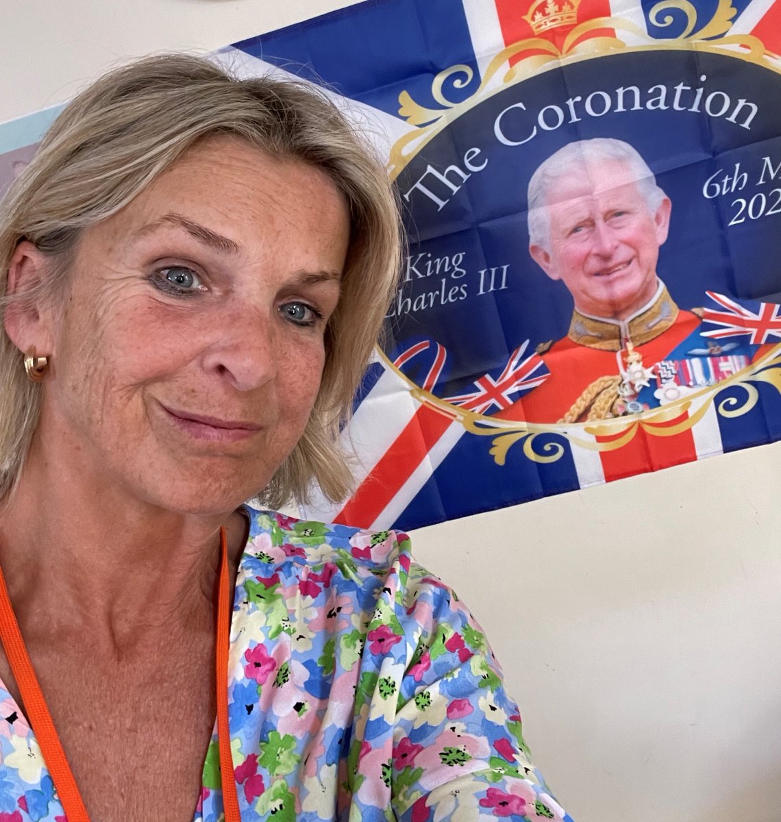 Jenny is off to London tomorrow evening to greet our new King Charles lll. She will be clad in a union jack dress, deeley boppers and face paint! Look out for her on BBC 1 📷