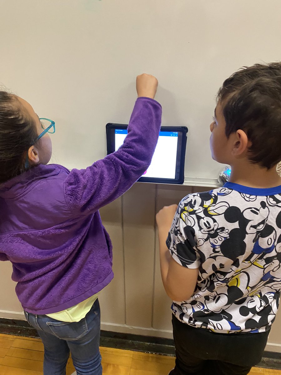 misslwilliams88's tweet image. Today we introduced Sphero Bolt to Mrs. Horn’s 2nd grade class! They practiced using the @SpheroEdu app by drawing shapes and sight words. They even connected what they were learning in math by looking at the cm on the live draw! #kidscancode