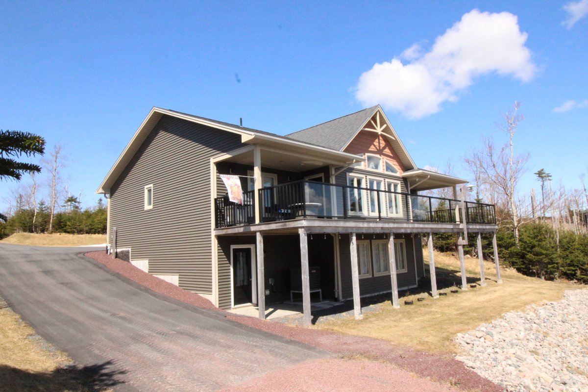 norridave's tweet photo. Whitbourne, Gorgeous 4 BR, 4 bath chalet with exquisite finishes and pond frontage. Over 3400 sq ft dev., Just 4 years old. Custom built and finished. Triple detached garage. Fully paved and landscaped. 1256942 Miss Kelly Norris, 740-0657, Young David, 687-4700. https://t.co/DpVb58csDU