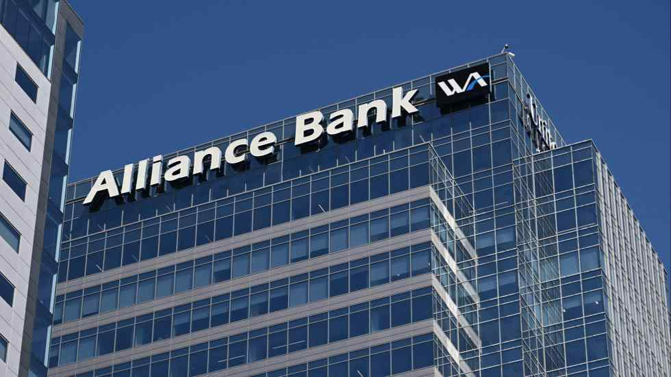 #WesternAlliance becomes latest 🇺🇸 U.S Bank to explore potential sale, shares plunge 45%.

#Jobs #Unemployment #FOMC #Debt #USA #USD #Inflation #CPI #Interest #Twitter #News #Crypto #BTC #Bitcoin #Stock #Bank #US #Dollar #FED #Recession