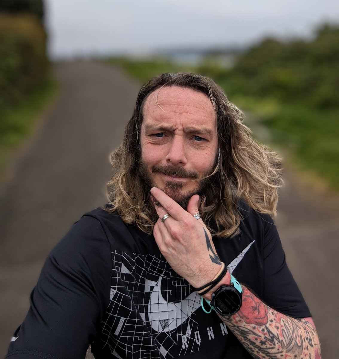 KC_Runz's tweet photo. When you go out for a gentle & relaxed 5 Miles but end up getting blown around so hard you look like an 80s pornstar! 💅🏽🍸
#Running #Nike #DevilsPoint #Plymouth https://t.co/OMEbh67sog
