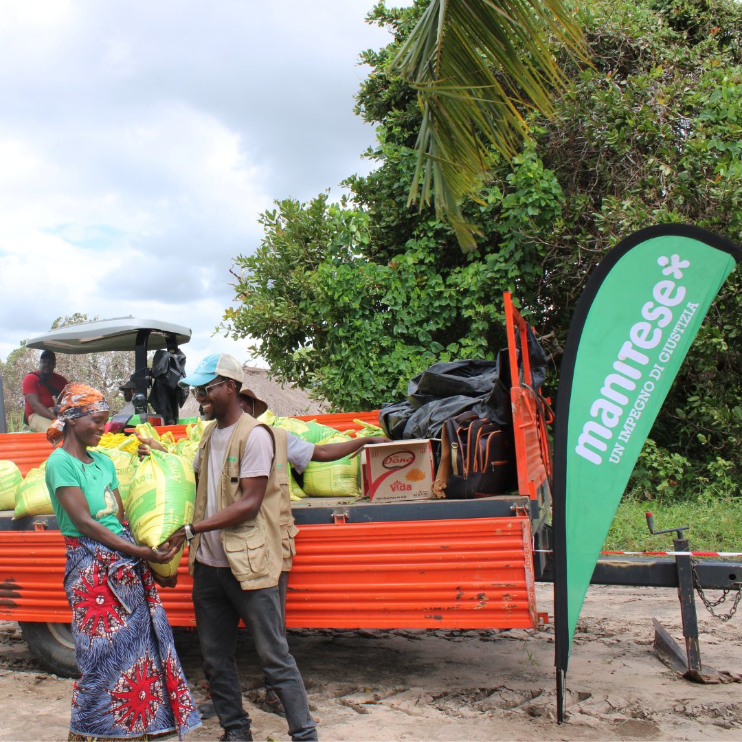ManiTese's tweet photo. In questi giorni stiamo distribuendo alcuni kit alimentari nel Distretto di Maganja da Costa, in Mozambico, in risposta alla situazione di emergenza causata dalle devastazioni provocate dal ciclone Freddy. 

La nostra raccolta fondi: https://t.co/RGuLmcsX0S https://t.co/vx0We8LL3O