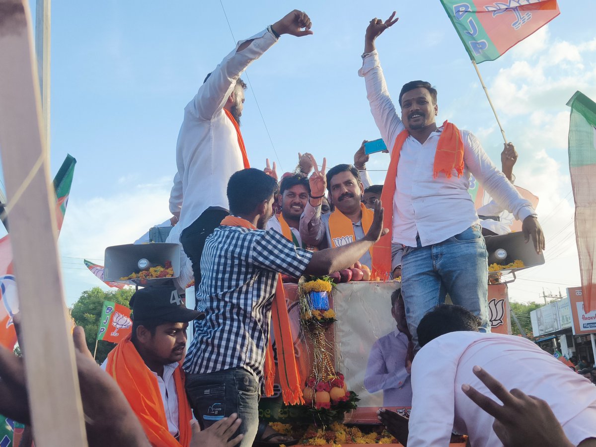 KrishnaNaik07's tweet photo. ಇಂದು ಹೂವಿನಹಡಗಲಿಯಲ್ಲಿ ಪ್ರಚಾರಕ್ಕೆಂದು ಆಗಮಿಸಿದ್ದ ರಾಜ್ಯ ಬಿಜೆಪಿ ಉಪಾಧ್ಯಕ್ಷರಾದ ಬಿ.ಎಸ್.ಯಡಿಯೂರಪ್ಪರವರ ಪುತ್ರ ಬಿ.ವೈ.ವಿಜಯೇಂದ್ರರವರ ಜೊತೆ ಪ್ರಚಾರದಲ್ಲಿ ಕಳೆದ ಕ್ಷಣಗಳು. ನಮ್ಮ ಮಲ್ಲಿಗೆ ನಾಡಿನಲ್ಲಿ ಕಮಲ ಅರಳಿಸಲೆಂದು ನನ್ನ ಮತ್ತು ಪಕ್ಷದ ಪರವಾಗಿ ಪ್ರಚಾರಕ್ಕೆ ಆಗಮಿಸಿದ ನಿಮಗೆ ಸಮಸ್ತ ಮಲ್ಲಿಗೆ ನಾಡಿನ ಜನತೆಯ ಪರವಾಗಿ ಧನ್ಯವಾದಗಳು https://t.co/IzLE1vsUsl