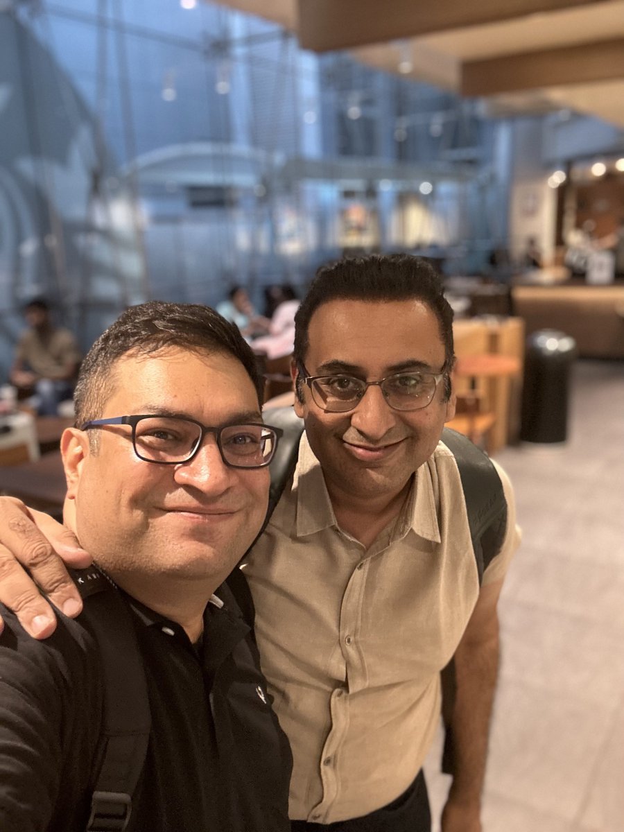 aashishc's tweet image. When you meet a close friend after a long time, that too for a quick chat at the airport.. and being the first to get a copy of his new book ♥️😊🙌  get here… amzn.eu/d/biO6dmj #MarketingDigital @advitsahdev