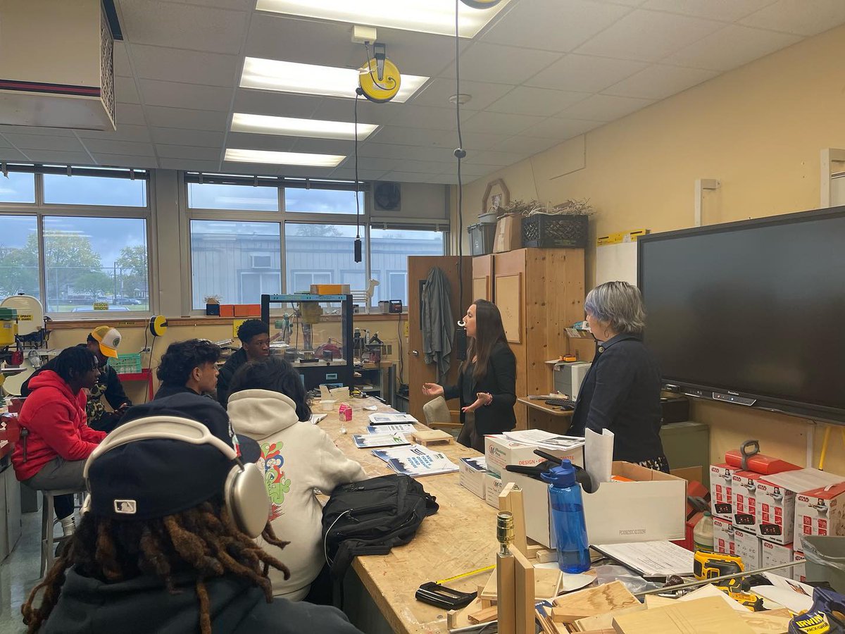 citizensenviro's tweet photo. This Tuesday, we kicked off our partnership with @Community_Wind &amp; Uniondale High School, with 800+ students slated to participate, in “Transitioning to Renewable Energy” - an educational program designed to engage the next generation of Long Islanders on the clean energy future. https://t.co/pSL57LA0Bn