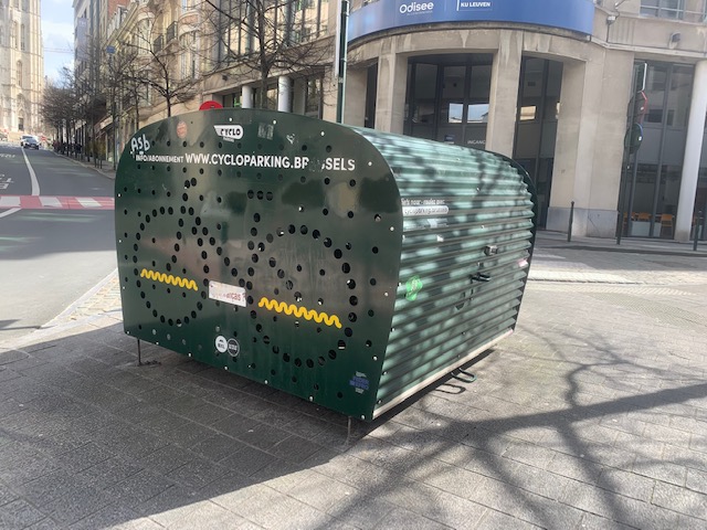 MonkeyDonkeyBXL's tweet photo. Avec Cyclo Parking vous pouvez garer vos vélos-cargo en toute sécurité à Bruxelles ! 🚴🔒

Alors n'hésitez pas ! 😊

N'hésitez pas non plus à télécharger l'application Monkey Donkey pour profiter de nos vélos-cargo dans Bruxelles📱🚴‍♀️

#monkeydonkey #rentyourfreedom https://t.co/yckAoExnjI
