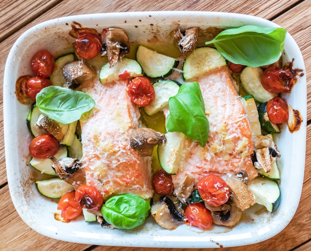 All in One, Lachs-Champignons-Zucchini-Tomate-Knoblauch-Balsamico-Parmesan und geröstetes Weißbrot ift.tt/8JetRTF
