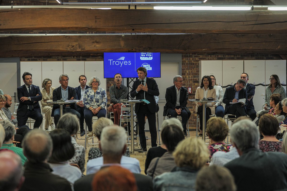 VilledeTroyes's tweet photo. MIEUX VIVRE MA VILLE AUX MAROTS 🏘️
La 1re réunion a eu lieu ce soir à la Maison de quartier des #Marots avec 130 d'habitants présents pour échanger avec le Maire, @francoisbaroin, ses adjoints et élus du Conseil municipal. 1/5 #MieuxVivreMaVille #troyes #troyes2030 📸 M.Barrault https://t.co/t8w8k6qypt