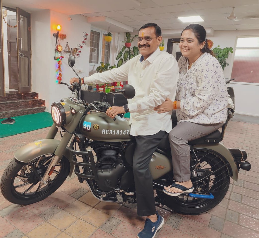 drmishra_stuti's tweet photo. Zindagi ek safar hai suhana...yahan kal kya ho kisne jana 🏍️😎 #lifeisgood #lifeisstrange #royalenfield #ride #bike https://t.co/NXZhlnWsVm