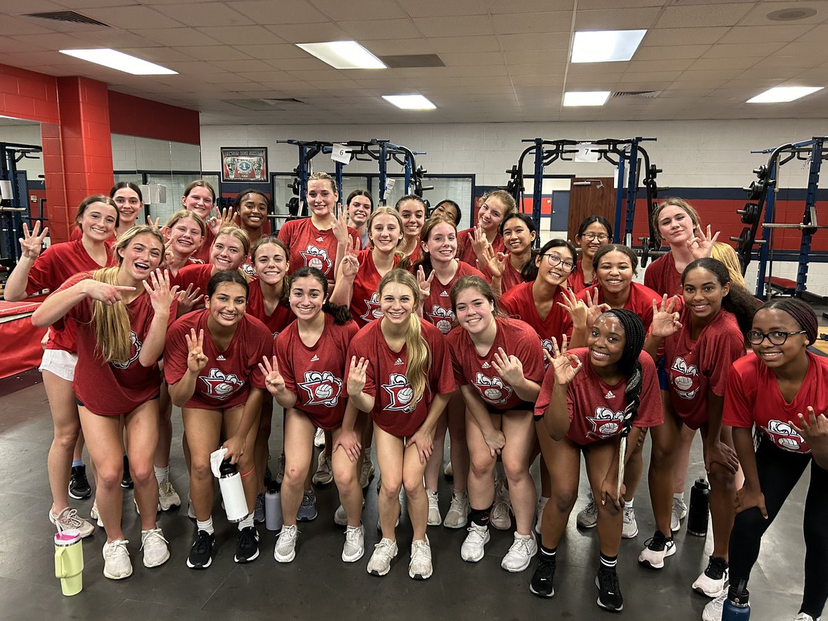 Dawsonvball's tweet image. Day 3️⃣ a few bumps and bruises but still no quit!!! These girls are fighters! @AthlPearlandisd @DawsonHighSchl #6moretogo
