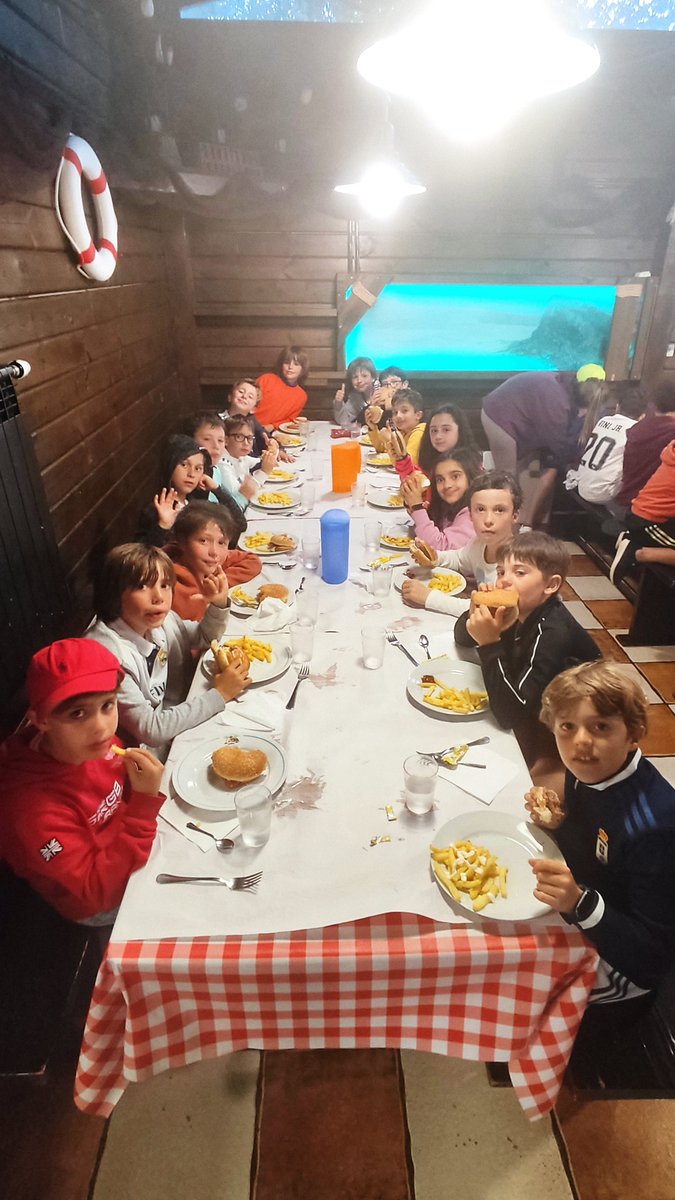 FET_Ov_Manolo's tweet photo. Gran día hoy, hemos visto muchos animales, recogido minerales y disfrutado de la naturaleza. Ya de vuelta, una cena estupenda super rica... Y ahora discoteca!! 🕺💃🪩 @FET_Oviedo https://t.co/DHgteipUYE