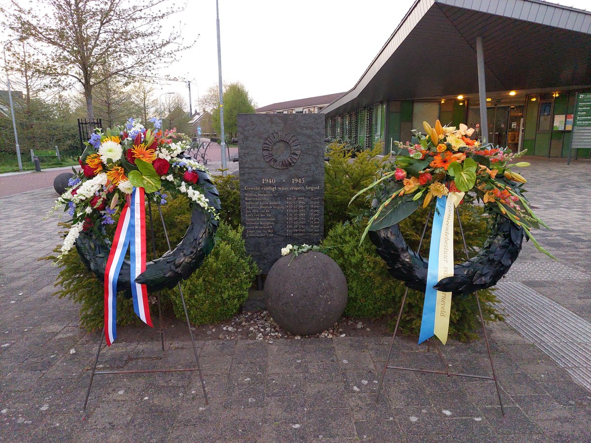 Vanavond #4mei ceremonie in Kootwijkerbroek mogen leiden. Stilstaan bij thema 'Leven met oorlog'. Oorlog is soms maar paar woorden verwijderd van vrijheid. Hoe gaan we met oorlog en vrede om? Hoe geven we dat door aan nieuwe generaties. Blij met actieve bijdrage van jongeren.