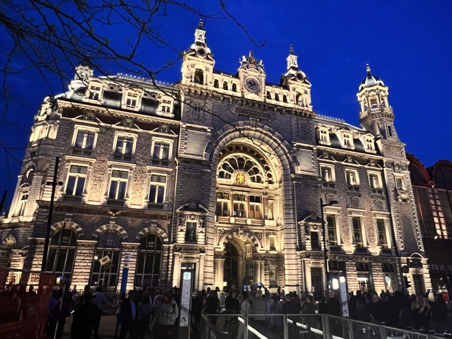 Het station van Antwerpen-Centraal wordt voortaan ‘s avonds en ‘s nachts prachtig verlicht als een echte spoorwegkathedraal.
#ledverlichting