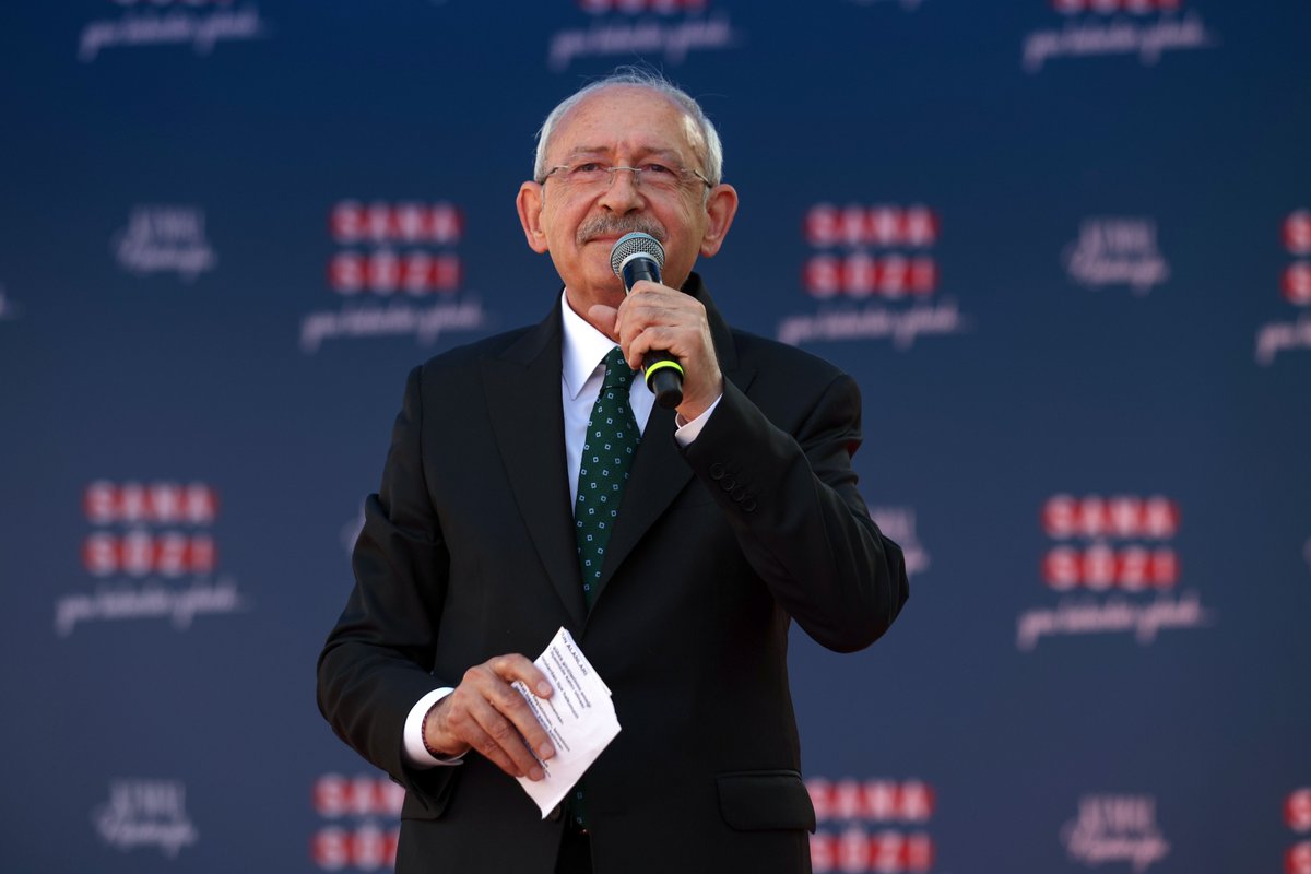 Kılıçdaroğlu:

"Seçim gecesi galip geldiğimizde kimse sokağa çıkmasın. Sevinç gösterisi yapmasın, herkes evinde otursun.

Dışarı çıkıldığında taşkınlık yapılabilir, eli silahlı insanlar sokağa çıkabilir. Dolayısıyla buna izin vermeyecek bir ortam yaratmak zorundayız."